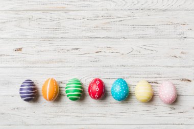 Bayram hazırlığı. Renkli arka planda Paskalya yumurtaları. Pastel renginde Paskalya yumurtası. Kopyalama alanı olan tatil kavramı.