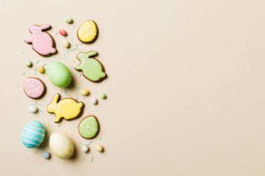 bayram hazırlığı renkli arka planda kurabiyeli çok renkli Paskalya yumurtaları. Pastel renginde Paskalya yumurtası. Kopyalama alanı olan tatil kavramı.