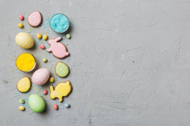 bayram hazırlığı renkli arka planda kurabiyeli çok renkli Paskalya yumurtaları. Pastel renginde Paskalya yumurtası. Kopyalama alanı olan tatil kavramı.