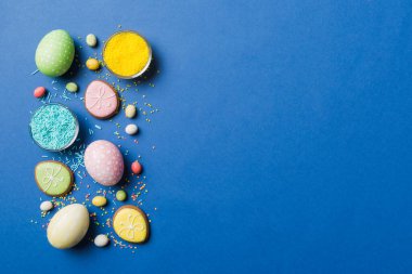 bayram hazırlığı renkli arka planda kurabiyeli çok renkli Paskalya yumurtaları. Pastel renginde Paskalya yumurtası. Kopyalama alanı olan tatil kavramı.