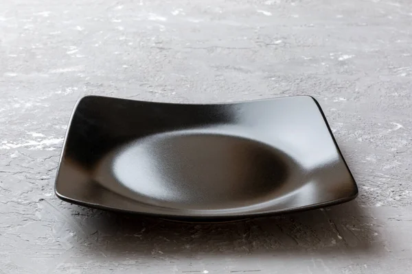 Beton zemin üzerinde boş kare plakanın perspektif görünümü. Tasarımın için boş boşluk.