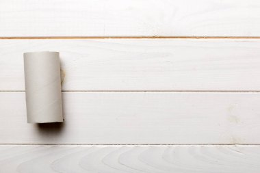 Boş tuvalet kağıdı ruloları ve renk arkaplanı üzerine metin için alanı olan düz bir kompozisyon. Kraft kağıdı veya kartondan yapılmış metal kapaklı geri dönüşümlü kağıt tüp.