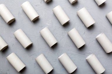 Renkli arka planda boş tuvalet kağıdı rulosu. Kraft kağıdı veya kartondan yapılmış metal kapaklı geri dönüşümlü kağıt tüp.