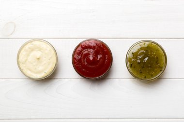 Renkli bir tahtanın içinde farklı soslar var. Üst Manzara. Çeşitli soslar boşluk kopyala.