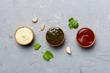 Masada bir sürü farklı sos ve bitki vardı, düz bir manzarası vardı. Baharatlı soslar sağlıklı konsept..
