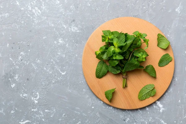 Fresh Mint Cutting Board Table Top View Flat Lay Space — Stock Photo, Image