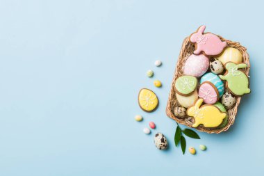 Renkli arka planda dokuma sepetinde çok renkli Paskalya yumurtaları. Pastel renginde Paskalya yumurtası. Kopyalama alanı olan tatil kavramı.