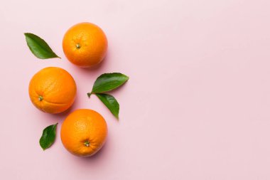 Renkli arka planda taze meyve portakalı dilimleri. Üst Manzara. Uzayı kopyala yaratıcı yaz konsepti. Minimum düzlükte turunçgillerin yarısı kopyalama alanı ile yatar.