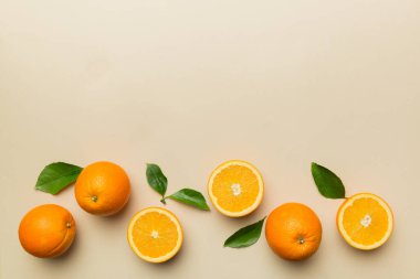 Renkli arka planda taze meyve portakalı dilimleri. Üst Manzara. Uzayı kopyala yaratıcı yaz konsepti. Minimum düzlükte turunçgillerin yarısı kopyalama alanı ile yatar.