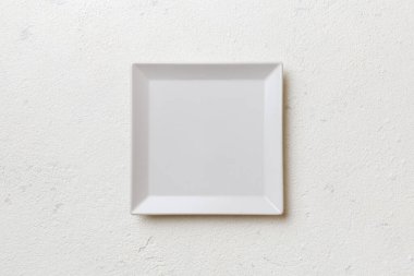 Çimento arka planındaki boş kare plakanın üst görünümü. Tasarımın için boş boşluk.