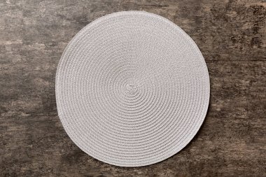 Çimento arka planında yemek için yuvarlak masa örtüsü manzarası. Tasarımın için boş boşluk.