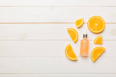 Portakal meyveli şişeler ahşap arka planda gerekli yağ. Kopyalama alanı olan alternatif tıp üst görünümü.