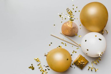 Renkli balon, hediye ve konfeti ile tatil geçmişi. Düz yatış stili. Kopya alanı olan doğum günü veya parti tebrik kartı.