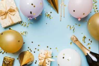 Pastel renkli arka plan üzerine düz bir parti dekorasyonu konsepti. Aşk konsepti. Tatil kutlaması. Sevgililer Günü ya da doğum günü partisi dekorasyonu.