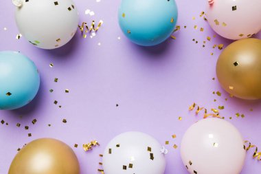 Pastel renkli arka plan üzerine düz bir parti dekorasyonu konsepti. Aşk konsepti. Tatil kutlaması. Sevgililer Günü ya da doğum günü partisi dekorasyonu.