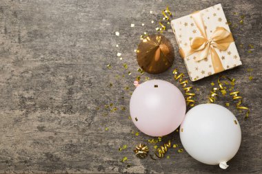 Renkli balon, hediye ve konfeti ile tatil geçmişi. Düz yatış stili. Kopya alanı olan doğum günü veya parti tebrik kartı.