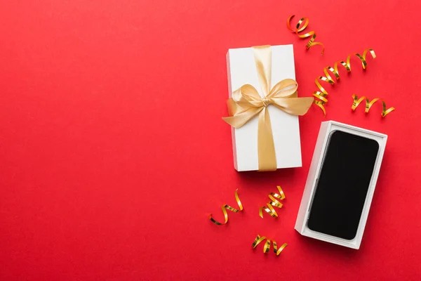 Öppnad Presentförpackning Med Guldband Och Smartphone Färg Bakgrund Ovanifrån Tomma — Stockfoto