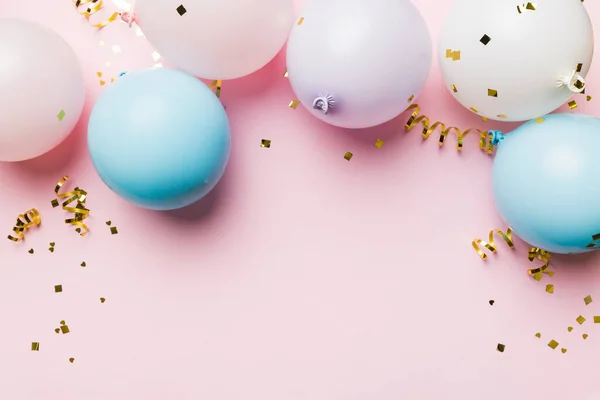 丸い形とコンフェッティ 多色のトップビューの魅惑的な空気気球と背景 誕生日パーティーの背景 — ストック写真
