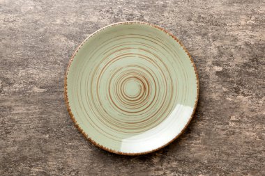 Çimento arka planındaki boş yeşil plakanın üst görüntüsü. Tasarımın için boş boşluk.