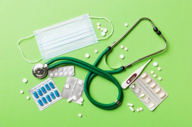 Tıbbi geçmişi var. Masada steteskoplu bir sürü ilaç ya da hap var. Kapatın. Sağlık hizmetleri eczanesi ve tıp konsepti.