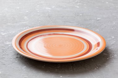 Çimento arka planındaki boş turuncu plakanın perspektif görüntüsü. Tasarımın için boş boşluk.