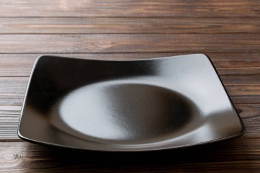 Ahşap zemindeki boş kare plakanın perspektif görüntüsü. Tasarımın için boş boşluk.