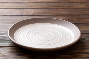 Ahşap zemin üzerinde boş ışık plakası perspektifi. Tasarımın için boş boşluk.