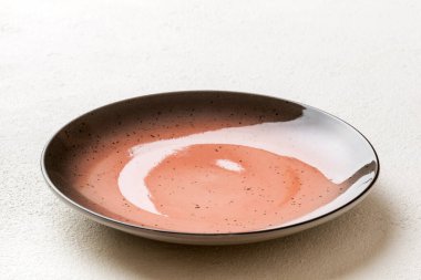 Beton zemin üzerinde boş kırmızı plakanın perspektif görünümü. Tasarımın için boş boşluk.