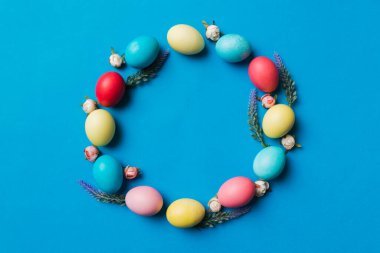 Renkli arka planda çok renkli Paskalya yumurtaları. Pastel rengi Paskalya yumurtaları tatil konsepti ve sizin için boş alan tasarımı..