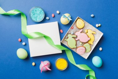 Renkli paskalya kurabiyeleri sepette renkli arka planda çok renkli Paskalya yumurtaları. Pastel renginde Paskalya yumurtası. Kopyalama alanı olan tatil kavramı.