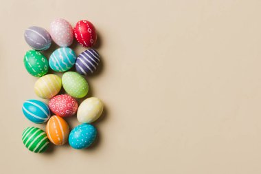 Bayram hazırlığı. Renkli arka planda Paskalya yumurtaları. Pastel renginde Paskalya yumurtası. Kopyalama alanı olan tatil kavramı.