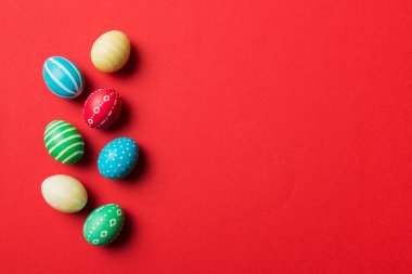 Bayram hazırlığı. Renkli arka planda Paskalya yumurtaları. Pastel renginde Paskalya yumurtası. Kopyalama alanı olan tatil kavramı.