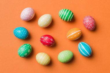 Bayram hazırlığı. Renkli arka planda Paskalya yumurtaları. Pastel renginde Paskalya yumurtası. Kopyalama alanı olan tatil kavramı.