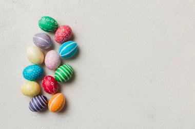 Bayram hazırlığı. Renkli arka planda Paskalya yumurtaları. Pastel renginde Paskalya yumurtası. Kopyalama alanı olan tatil kavramı.