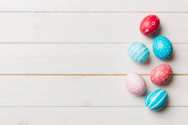 Bayram hazırlığı. Renkli arka planda Paskalya yumurtaları. Pastel renginde Paskalya yumurtası. Kopyalama alanı olan tatil kavramı.
