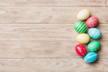 Bayram hazırlığı. Renkli arka planda Paskalya yumurtaları. Pastel renginde Paskalya yumurtası. Kopyalama alanı olan tatil kavramı.