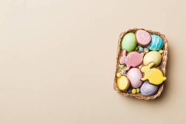 bayram hazırlığı renkli arka planda kurabiyeli çok renkli Paskalya yumurtaları. Pastel renginde Paskalya yumurtası. Kopyalama alanı olan tatil kavramı.