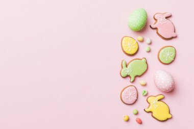 bayram hazırlığı renkli arka planda kurabiyeli çok renkli Paskalya yumurtaları. Pastel renginde Paskalya yumurtası. Kopyalama alanı olan tatil kavramı.