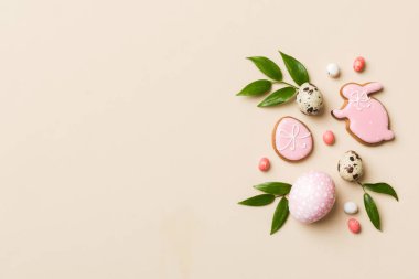 bayram hazırlığı renkli arka planda kurabiyeli çok renkli Paskalya yumurtaları. Pastel renginde Paskalya yumurtası. Kopyalama alanı olan tatil kavramı.