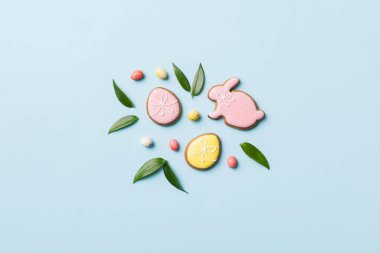 bayram hazırlığı renkli arka planda kurabiyeli çok renkli Paskalya yumurtaları. Pastel renginde Paskalya yumurtası. Kopyalama alanı olan tatil kavramı.