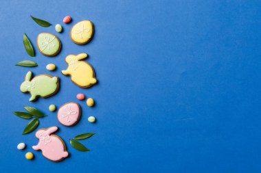 bayram hazırlığı renkli arka planda kurabiyeli çok renkli Paskalya yumurtaları. Pastel renginde Paskalya yumurtası. Kopyalama alanı olan tatil kavramı.