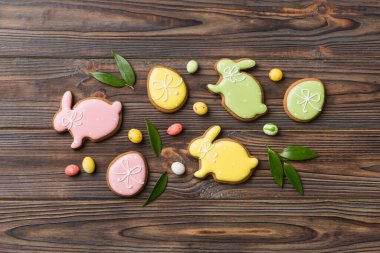 bayram hazırlığı renkli arka planda kurabiyeli çok renkli Paskalya yumurtaları. Pastel renginde Paskalya yumurtası. Kopyalama alanı olan tatil kavramı.