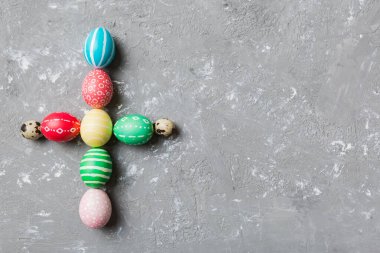 Bayram hazırlığı renkli arka planda Paskalya yumurtaları, Paskalya 'nın dini ve laik tarafını gösteriyor. Pastel renginde Paskalya yumurtası. Kopyalama alanı olan tatil kavramı.