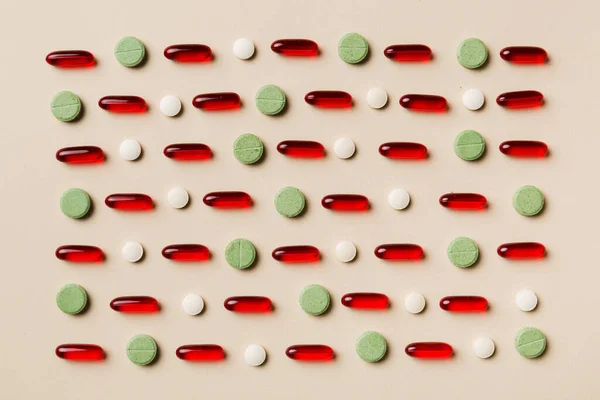 许多不同的药丸和空间的文字在五彩斑斓的背景下 顶视图 不同颜色背景的药丸 — 图库照片