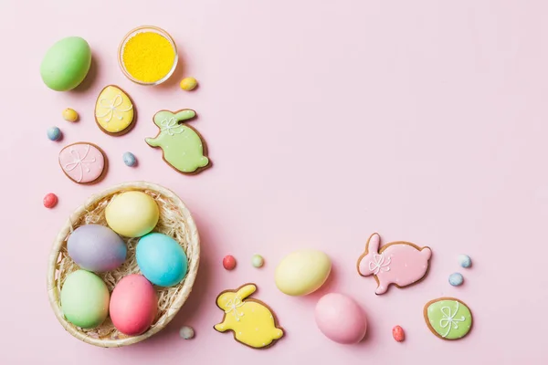 Bunte Osterkekse Korb Mit Bunten Ostereiern Auf Farbigem Hintergrund Pastellfarbene — Stockfoto