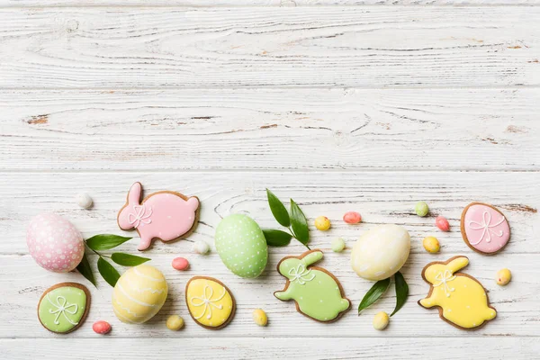 Preparación Vacaciones Multi Colores Huevos Pascua Con Galletas Sobre Fondo — Foto de Stock