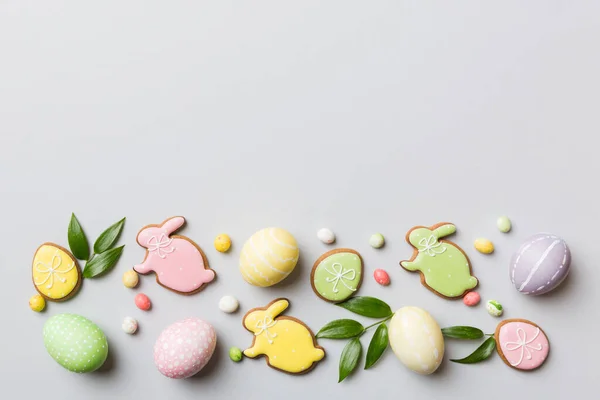 Preparazione Delle Vacanze Multi Colori Uova Pasqua Con Biscotti Sfondo — Foto Stock