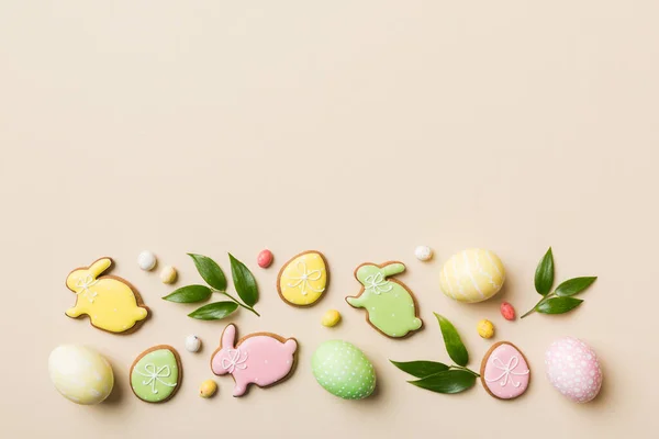 Preparación Vacaciones Multi Colores Huevos Pascua Con Galletas Sobre Fondo — Foto de Stock