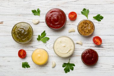 Masada bir sürü farklı sos ve bitki vardı, düz bir manzarası vardı. Baharatlı soslar sağlıklı konsept..