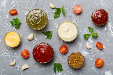 Masada bir sürü farklı sos ve bitki vardı, düz bir manzarası vardı. Baharatlı soslar sağlıklı konsept..